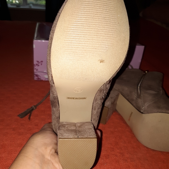 Never been worn, taupe boots sz 71/2 - Picture 5 of 5